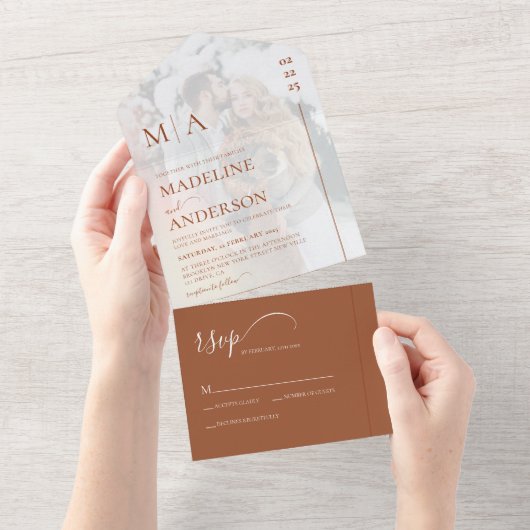モノグラムモダンテラコッタオーバーレイ結婚写真 オールインワン招待状 (貼ってはがせる)