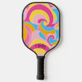 モノグラムモダンピンクブルーイエローカラフル渦巻き ピックルボールラケット (裏面)