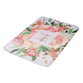 モノグラムモダン赤面ピンク春花フローラ バスマット (アングル)