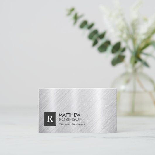 モノグラムルック付きプレミアムブラシ仕上げメタル 名刺 (スタンド正面)