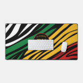 モノグラムレッドグリーンイエローブラック履歴月 デスクマット (キーボード&マウス)