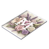 モノグラムレースの花柄 紫色のバラ ラベンダー色のユリ ノートブック (左側)