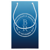 モノグラムロゴブルーグラデーションゲイ結婚の記念日 スモールペーパーバッグ (裏面)