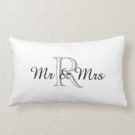 モノグラム上のシックなPILLOW_ "氏及び夫人" ランバークッション<br><div class="desc">灰色のモノグラムの白の背景上の黒の氏及び夫人"</div>