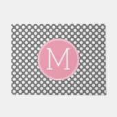 モノグラム付きピンクとグレーの名門私立校風の水玉模様 ドアマット (正面)