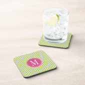 モノグラム付きピンクと緑のシェブロンパターン コースター (右側)
