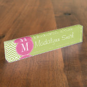 モノグラム付きピンクと緑のシェブロンパターン デスクネームプレート (側面)