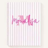 モノグラム付きピンクのスタイリッシュ ノートブック (正面)