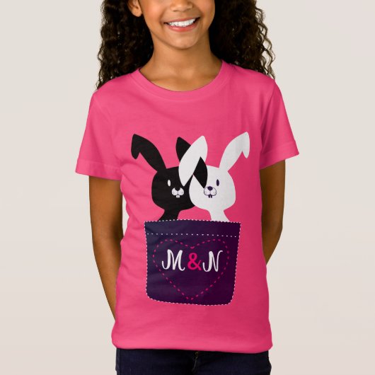 モノグラム入りのかわいい黒と白のウサギのキャラクター Tシャツ (正面)