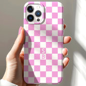 モノグラム入りピンクとホワイトのチェック柄パターン Case-Mate iPhoneケース