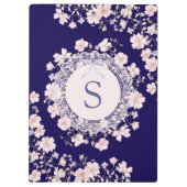 モノグラム入りピンクの花とレースの花柄 クリップボード (裏面)