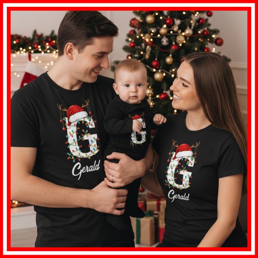 モノグラム入りファミリークリスマスツリーの角サンタ帽子 Tシャツ