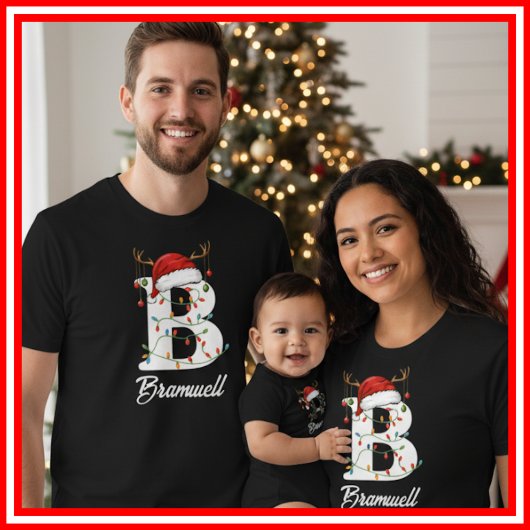 モノグラム入りファミリークリスマスツリーの角サンタ帽子 Tシャツ
