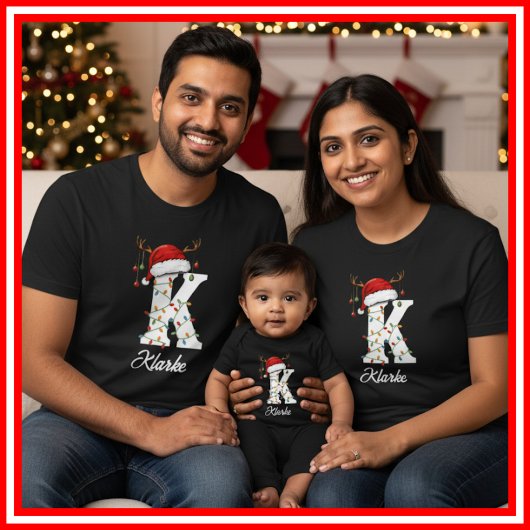 モノグラム入りファミリークリスマスツリーの角サンタ帽子 Tシャツ