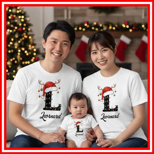 モノグラム入りファミリークリスマスツリーの角サンタ帽子 Tシャツ