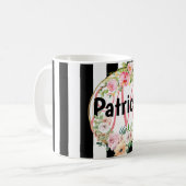 モノグラム入り ピンクの花 黒と白のストライプ コーヒーマグカップ (正面左)