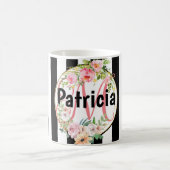 モノグラム入り ピンクの花 黒と白のストライプ コーヒーマグカップ (中央)