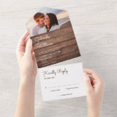 モノグラム写真の田舎風木製ストリングライトの結婚式 オールインワン招待状 (貼ってはがせる)