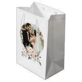 モノグラム写真ウォーターカラーピンクローズギフトバッグ ミディアムペーパーバッグ (裏面アングル)