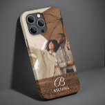 モノグラム写真木目材名パーソナライズされた前 iPhone 13ケース<br><div class="desc">モノグラム写真木目パーソナライズされた木材名iPhoneケースは木のアクセントにお気に入りのあなたの名前とモノグラムを付けパーソナライズされたて写真を特徴としている。提供されている文字・ボックスで文字を編集してパーソナライズ。©Evco Studio www.zazzle.com/store/evcostudioによる設計</div>