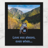 モノグラム卵の上に営巣する不機嫌なおじいちゃんフクロウ写真 ワインラベル (シングルラベル)