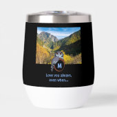 モノグラム卵の写真に営巣する不機嫌なフクロウ (正面)