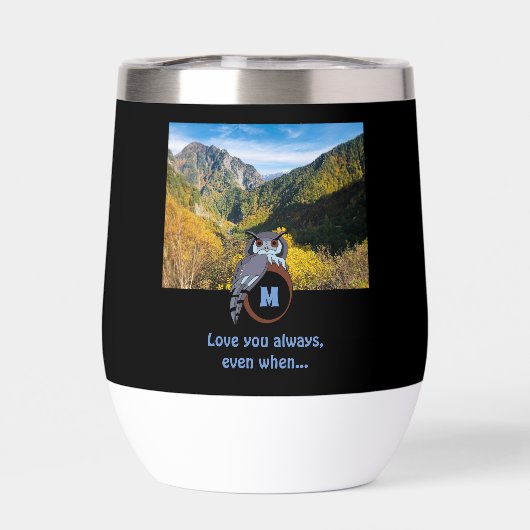 モノグラム卵の写真に営巣する不機嫌なフクロウ (背面)