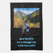 モノグラム卵の写真に営巣する不機嫌なフクロウ キッチンタオル (縦)