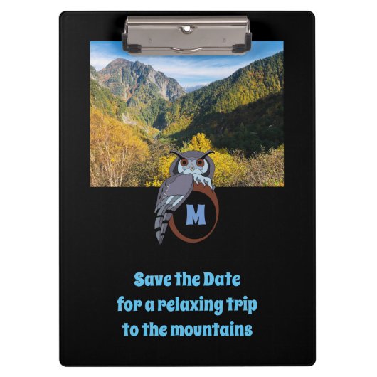 モノグラム卵の写真に営巣する不機嫌なフクロウ クリップボード (正面)