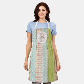 モノグラム名シャビーバラオンウッド素朴コテージ エプロン (着用した状態)