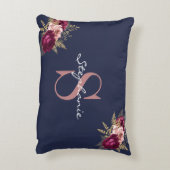 モノグラム名前をカスタムするピンク金ゴールドブルゴーニュフローラ アクセントクッション (裏面(縦))