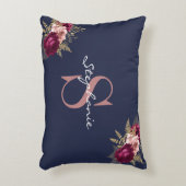 モノグラム名前をカスタムするピンク金ゴールドブルゴーニュフローラ アクセントクッション (正面(垂直))