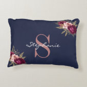 モノグラム名前をカスタムするピンク金ゴールドブルゴーニュフローラ アクセントクッション (裏面)