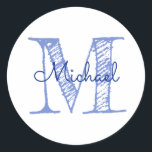 モノグラム名前をカスタムする少年服子供のラベル ラウンドシール<br><div class="desc">モノグラムのカスタム少年の名前モノグラム。彼の新学期項目にラベル付け。手書きスケッチイニシャルとスクリプト名。ベビーの名前とイニシャルの追加</div>