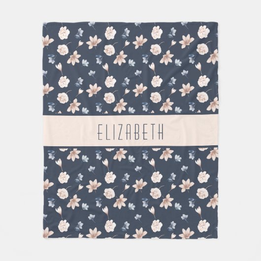 モノグラム名赤面ピンクネイビーブルーフローラ フリースブランケット (正面)