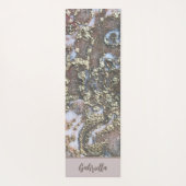 モノグラム名金ゴールド赤面ピンクタンフローラ抽象芸術 ヨガマット (裏面)