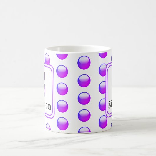 モノグラム名鮮やかパープル水玉模様イニシャル コーヒーマグカップ (中央)