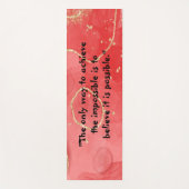 モノグラム感動的：赤の上に黒 | ヨガマット (正面)