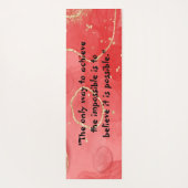 モノグラム感動的：赤の上に黒 | ヨガマット (裏面)