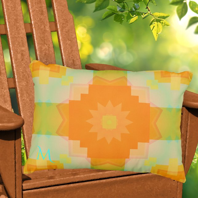 モノグラム日当たりの良い夏パターン屋外ピロー アウトドアクッション (Pillow featuring a modern geometric pattern in warm sunny orange, yellow and fresh green)