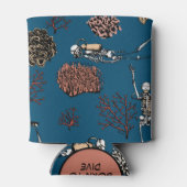 モノグラム水中骨格スキューバダイバーズ&サンゴ 缶クーラー (裏面)