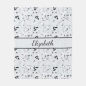 モノグラム白黒シルバーグレイ葉フローラ フリースブランケット (正面)