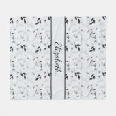 モノグラム白黒シルバーグレイ葉フローラ フリースブランケット (正面(横))