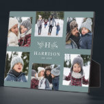 モノグラム素朴6フォトコラージュ苗字ティール（緑がかった色） フォトプラーク<br><div class="desc">6枚の写真のコラージュでシンプルイニシャルや素朴な枝を囲み、名前と年。記念素晴らし品を贈る。あなたの年の特徴のハイライト最高の、あなたの家族の写真の撮影から、孫の写真結婚、の写真など。ソフトティール（緑がかった色）の青い背景がデフォルトだが、他の色や装飾アイテムはLea DelaverisデザインMonogramコレクションで素朴使用できる。</div>