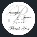 モノグラム結婚の感謝ラベルシール ラウンドシール<br><div class="desc">グレー、黒と白エレガントなウェディングモノグラムありがとうラベル。これらの結婚ステッ感謝していクは、あなたの結婚式の引き出物をパーソナライズする完璧な方法である。カスタムイニシャル「R」のテンプレート。新郎新婦の名前と日付結婚を追加する。白い背景にゴージャスなスクリプトフォントオーバーレイデザイン。エルククラーク©</div>