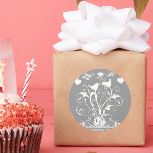 モノグラム結婚の鳥のハートが灰色で白く渦巻く ラウンドシール (パーティー)