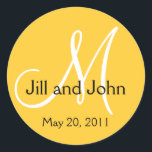 モノグラム結婚式の日付を保存する黄色のステッカー ラウンドシール<br><div class="desc">by Elke Clarke©2009その他のデザインはwhitewhimsicalweddings.comおよびwhitewhimsicalweddings.blogspot.comから入手できる</div>