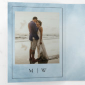 モノグラム縁どとダスティ結婚ブルー 三つ折り招待状 (内部最初)