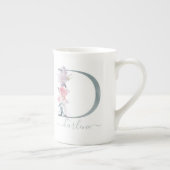 モノグラム赤面ピンク水彩フローラ文字D ボーンチャイナマグカップ (右)