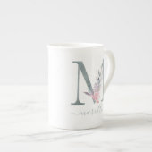 モノグラム赤面ピンク水彩フローラ文字M ボーンチャイナマグカップ (正面右)